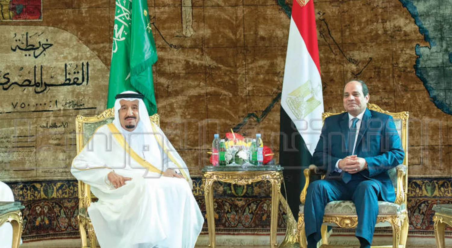 جانب من لقاء خادم الحرمين الشريفين والرئيس المصري في قصر الاتحادية يوم أمس (تصوير: بندر الجلعود)