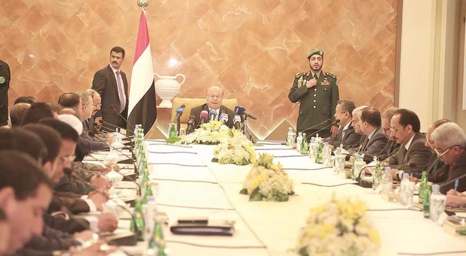 الرئيس اليمني: من يقف معي.. فهو مع بن دغر