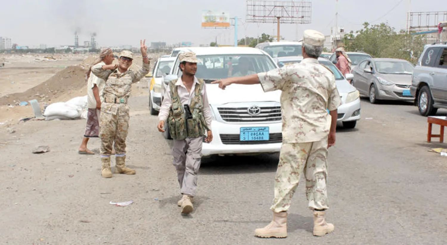 قوات أمنية على إحدى نقاط التفتيش في مديرية المنصورة بعدن (أ.ف.ب)