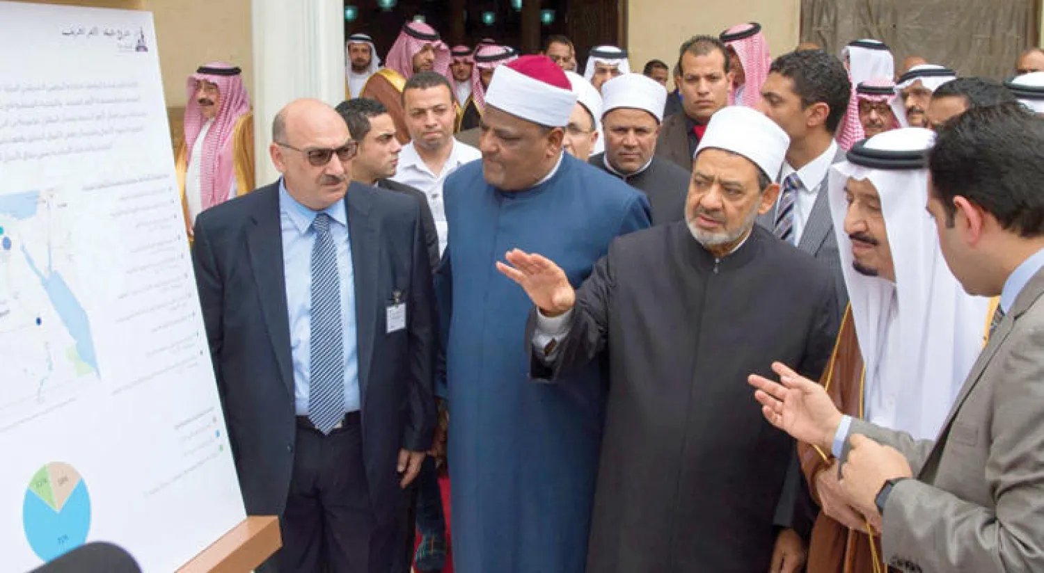 خادم الحرمين الشريفين يتابع أعمال الإنشاء والترميم ضمن مشروع  إعادة تأهيل جامع ومشيخة الأزهر الذي بدأ العمل فيه بمبادرة من الراحل الملك عبد الله بن عبد العزيز (واس)