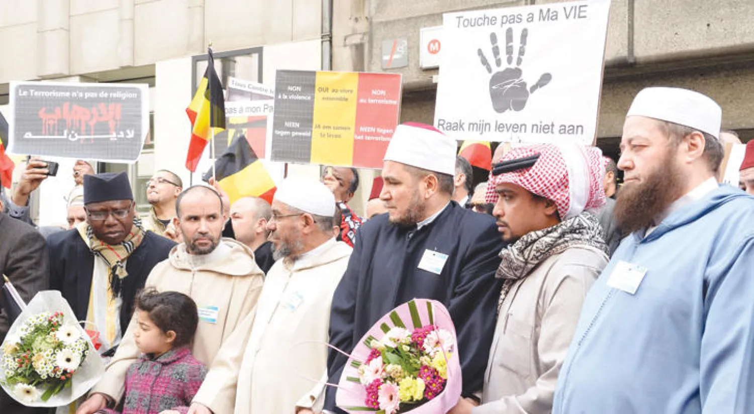 أبناء الجالية المسلمة في بروكسل يشاركون في تأبين ضحايا الهجمة الإرهابية أمام محطة مترو مالبيك التي ارتكبت في العاصمة البلجيكية يوم 22 مارس (آذار) الماضي (أ ف ب)