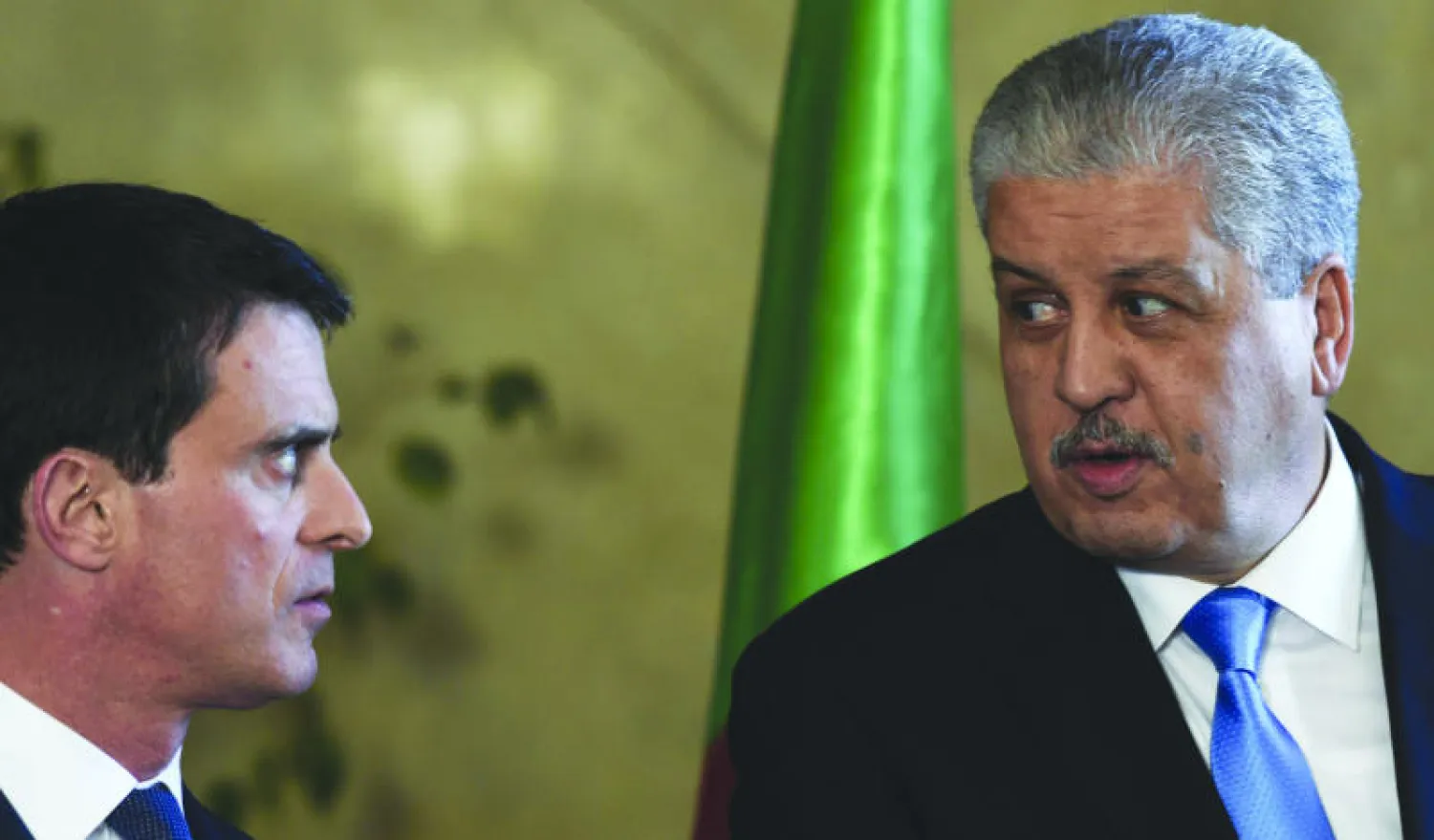 رئيس الوزراء الفرنسي مانويل فالس ونظيره عبد المالك سلال خلال مؤتمر صحافي في الجزائر العاصمة أمس (أ.ف.ب)