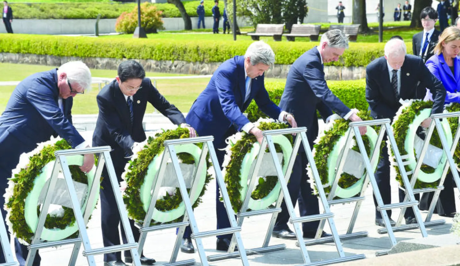 وزير الخارجية الألماني فرانك والتر ستنماير ونظيره الياباني فوميو كيشيدا والأميركي جون كيري والبريطاني فيليب هاموند والكندي ستيفان ديون والمفوضة الأوروبية العليا للشؤون الخارجية والأمن فيديريكا وغيريني يضعون أكاليل من الزهور في النصب التذكاري لضحايا القصف النووي لعام 1945 أمس (إ.ب.أ)