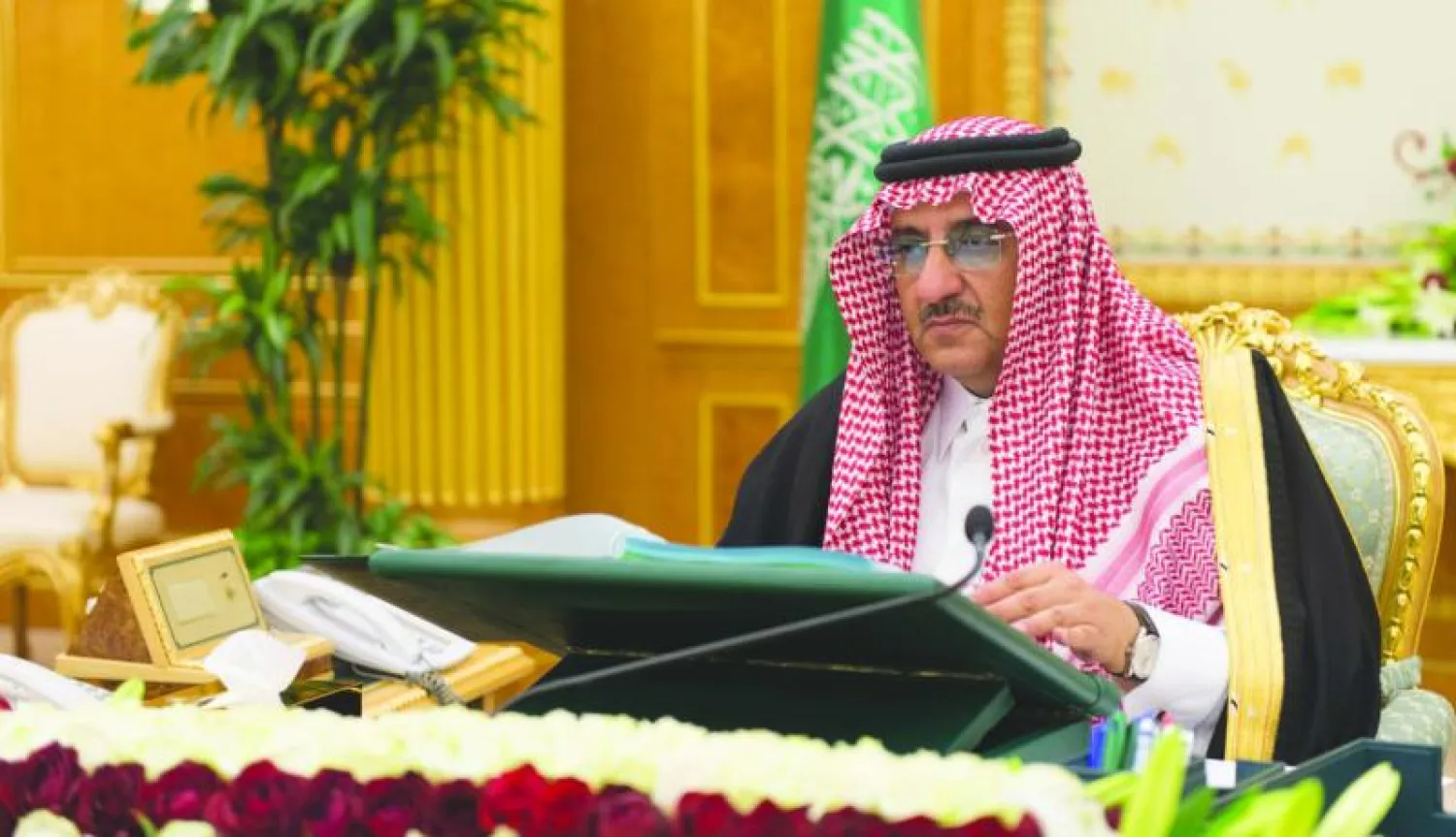 نائب خادم الحرمين الشريفين لدى ترؤسه جلسة مجلس الوزراء بقصر اليمامة أمس (واس)