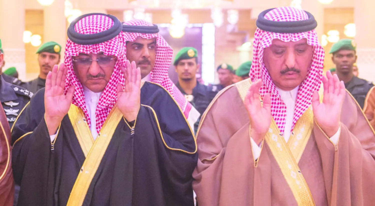 الأمير أحمد بن عبد العزيز ونائب خادم الحرمين الشريفين الأمير محمد بن نايف خلال صلاة الميت على الأميرة الفقيدة (واس)