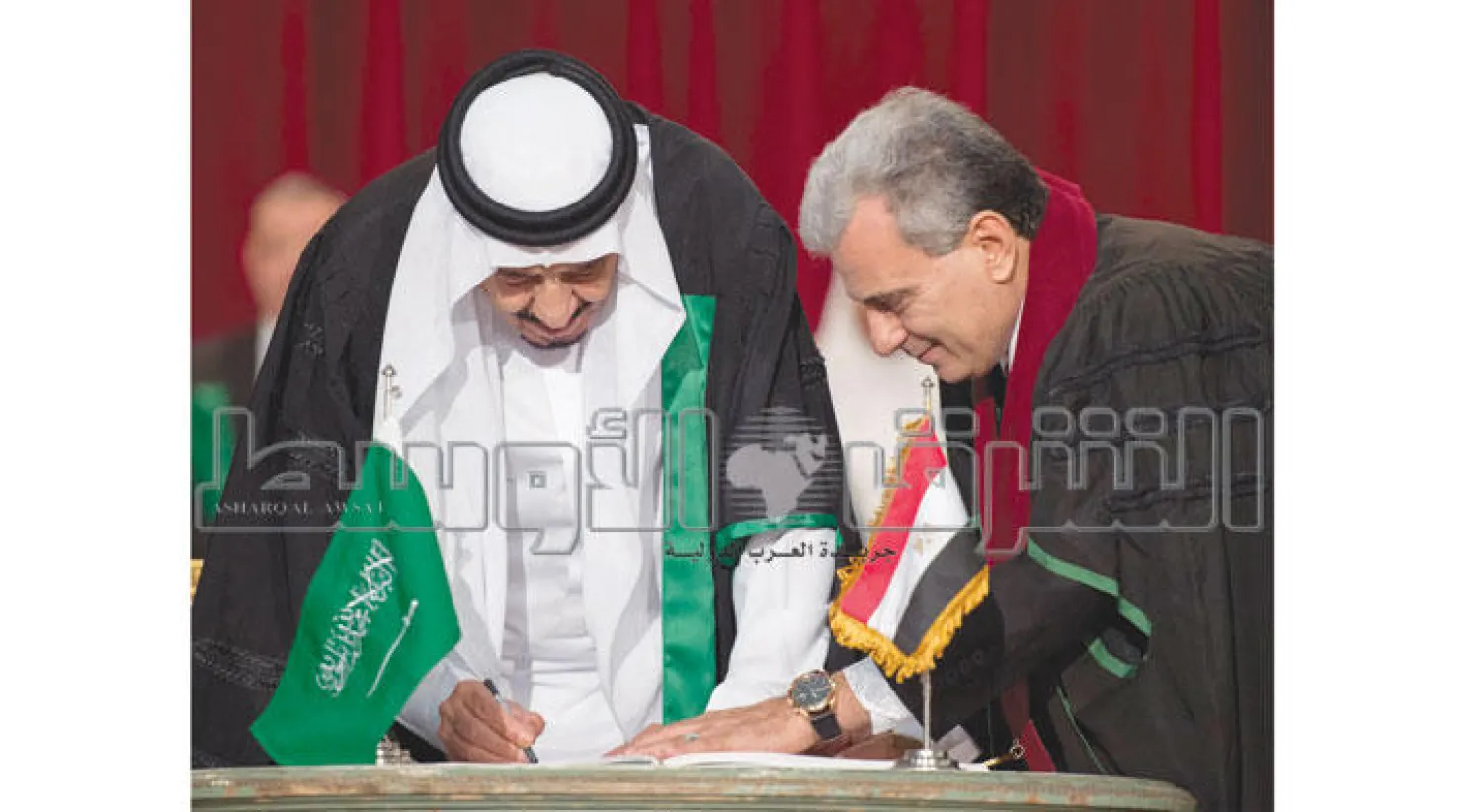 يوقع على سجل الحاصلين على درجة الدكتوراه من جامعة القاهرة أسوة بالزعماء وكبار الشخصيات العالمية التي حازتها سابقاً (تصوير: بندر الجلعود)