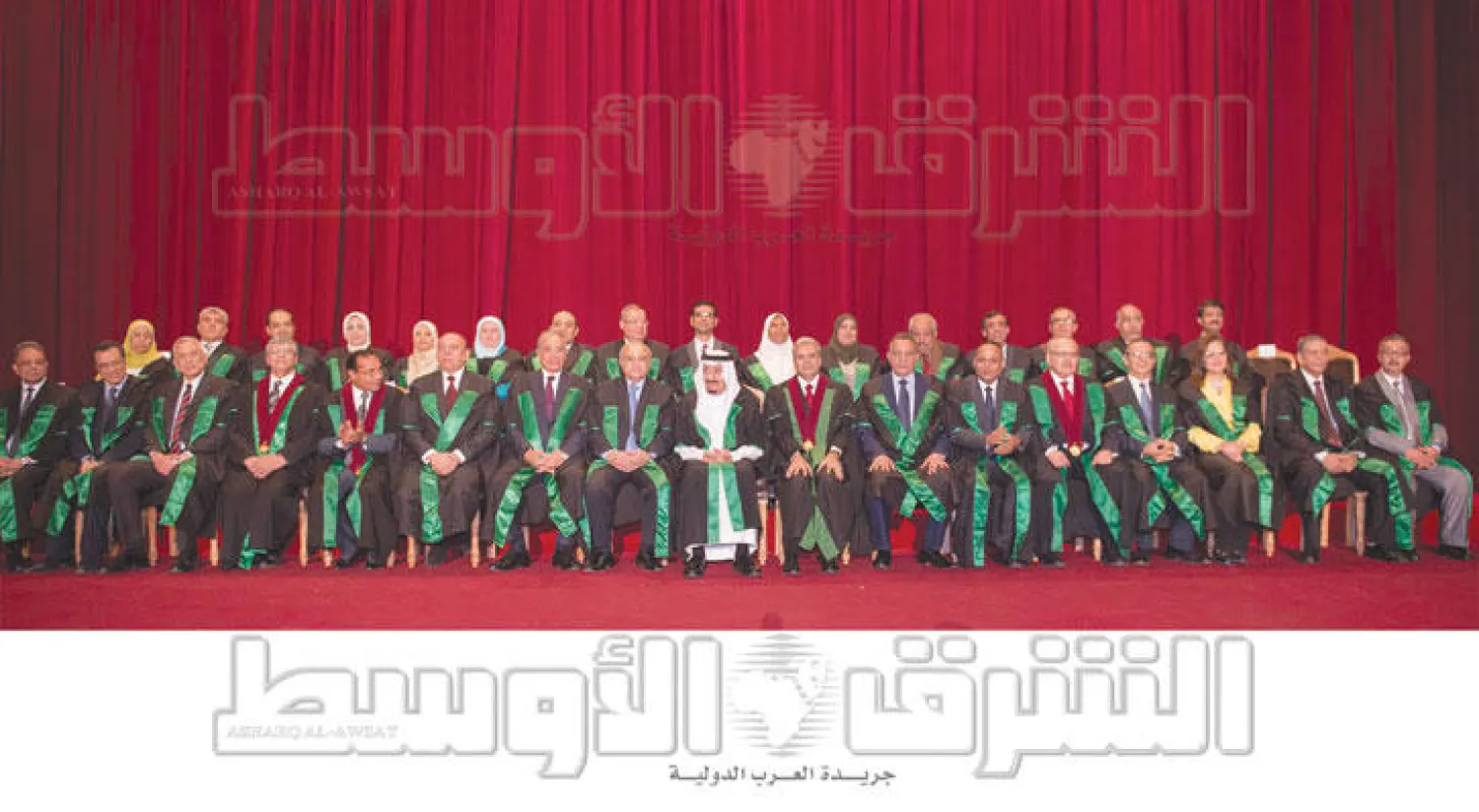 خادم الحرمين الشريفين يتوسط مجلس أمناء جامعة القاهرة بعد منحه درجة الدكتوراه الفخرية (تصوير: بندر الجلعود)