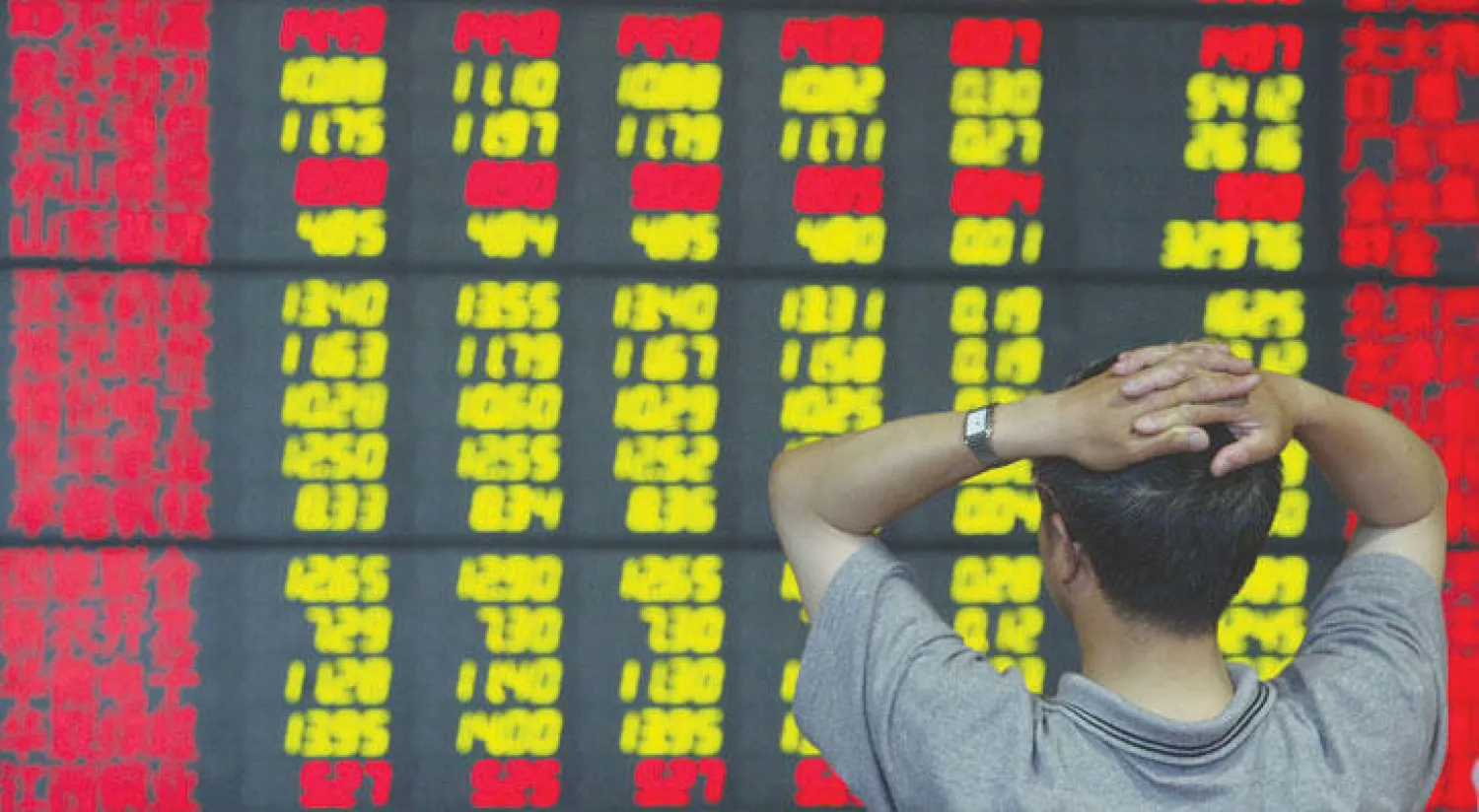 صيني يتابع هبوط الأسهم في بورصة بيكين الأسبوع الماضي (رويترز)