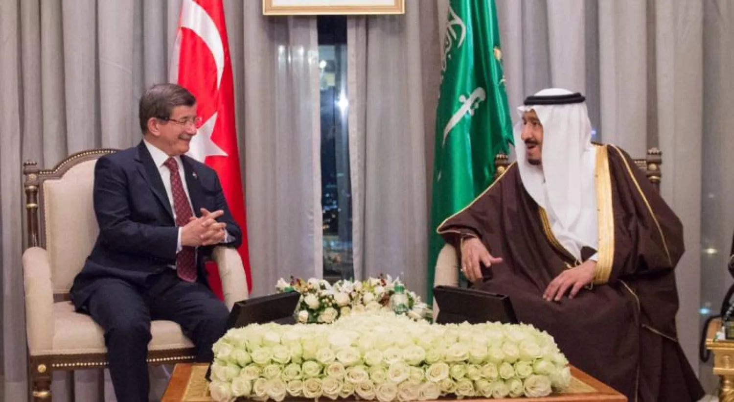 خادم الحرمين يلتقي رئيس وزراء تركيا