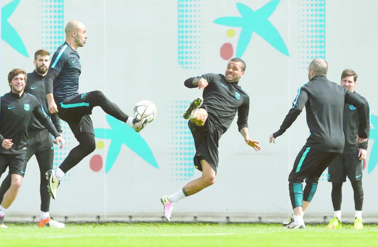 لاعبو برشلونة تحلوا بالجدية في تدريبات الأمس استعدادا لمواجهة أتلتيكو (أ.ف.ب)