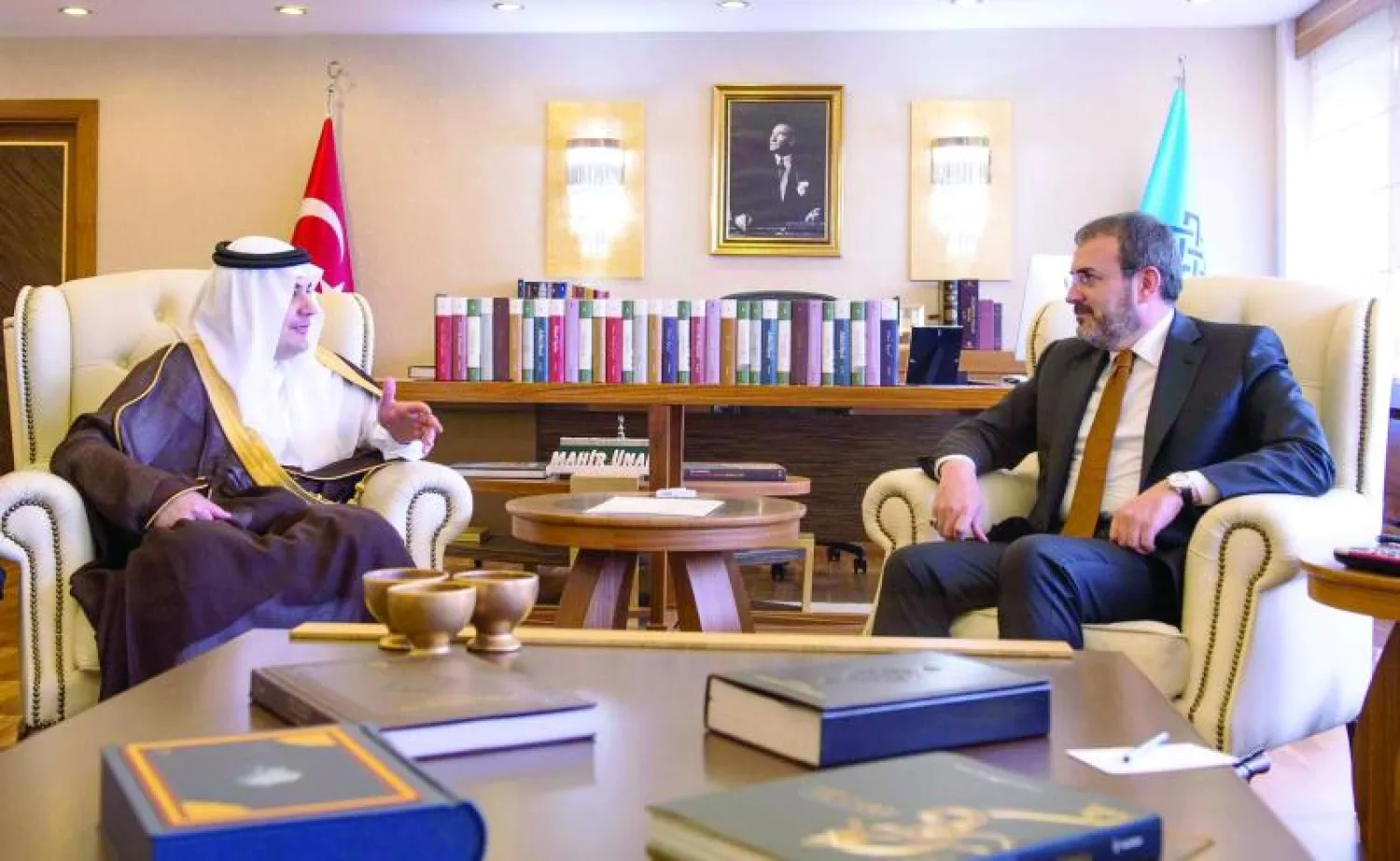 وزير الثقافة والإعلام السعودي خلال لقائه وزير الثقافة والسياحة التركي في أنقرة أمس (واس)