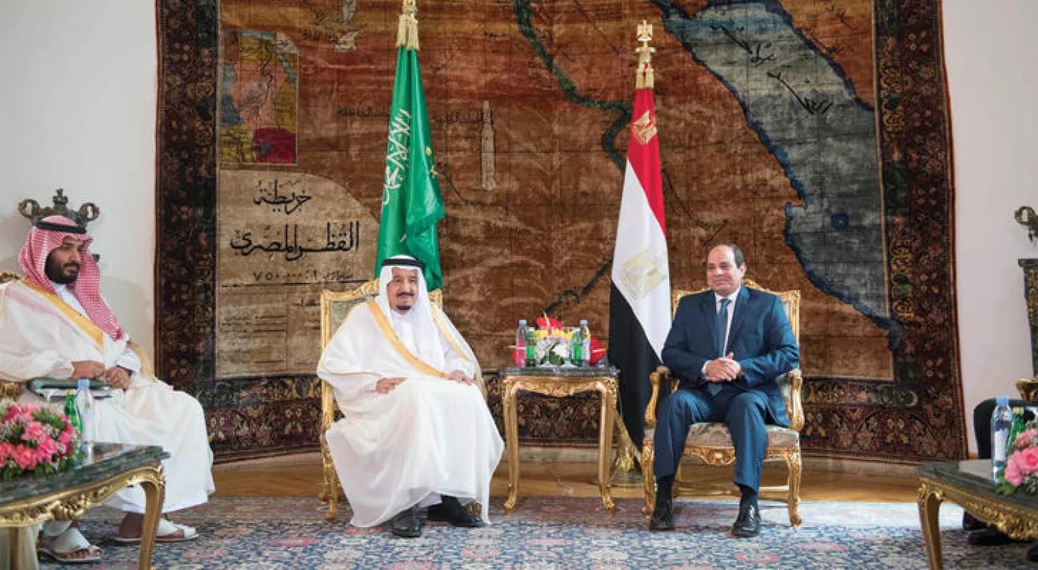 الرئيس المصري لدى استقباله في قصر الاتحادية خادم الحرمين الشريفين حيث أجرى الجانبان جولة مباحثات رسمية ويبدو الأمير محمد بن سلمان ولي ولي العهد السعودي