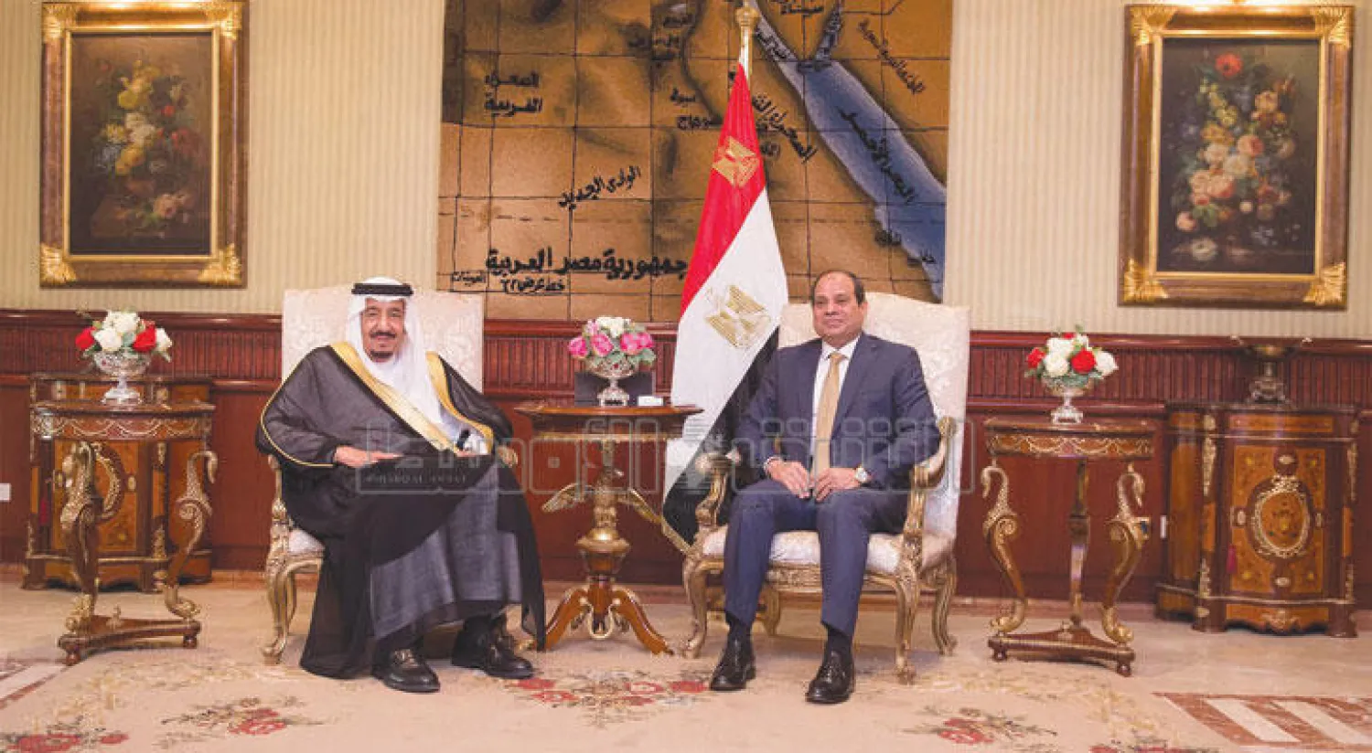 خادم الحرمين الشريفين والرئيس عبد الفتاح السيسي في صالة التشريفات بمطار القاهرة الدولي (تصوير: بندر الجلعود)