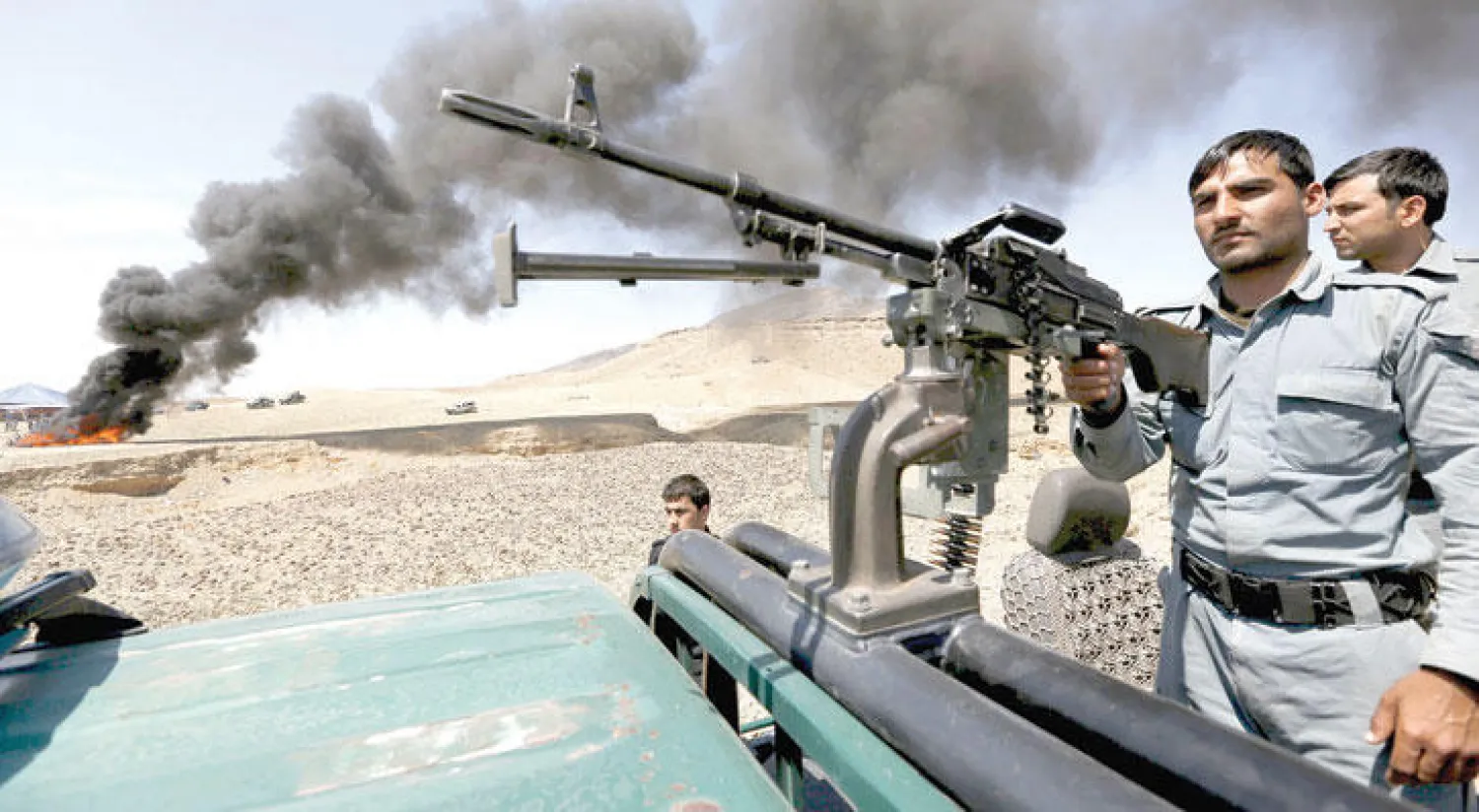 جنود أفغان يراقبون حرق كميات كبيرة من الهيروين في ولاية ننجرهار أمس (رويترز)