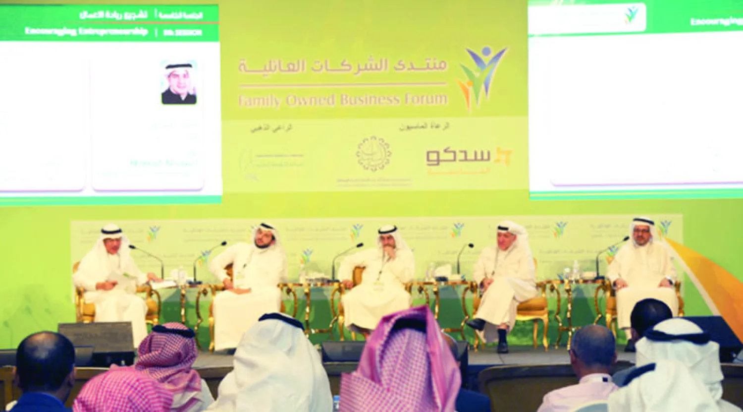 المتحدثون خلال إحدى جلسات منتدى جدة للشركات العائلية أمس («الشرق الأوسط»)
