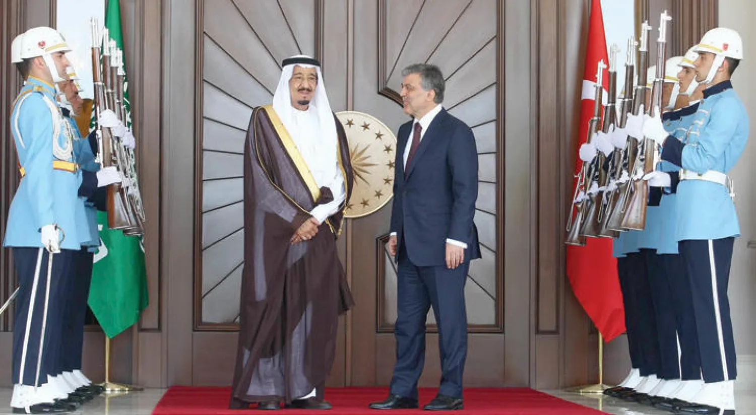 الملك سلمان بن عبد العزيز في صورة تعود الى 2013 عندما كان وليا للعهد وزار أنقرة والتقى الرئيس التركي حينها عبدالله غل (أ.ف.ب)