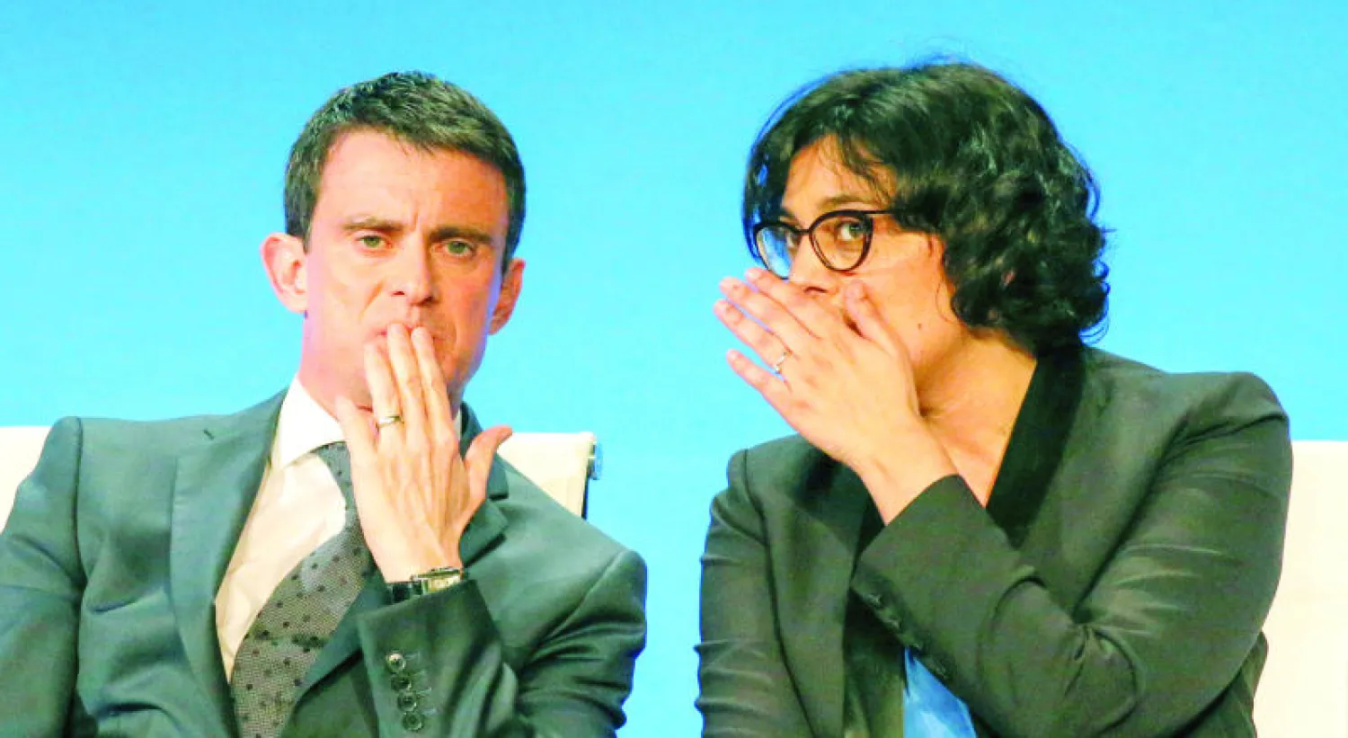 رئيس الوزراء الفرنسي مانويل فالس ووزيرة العمل مريم الخمري خلال اجتماع وزاري بالقرب من مدينة ليون الفرنسية أمس (رويترز)