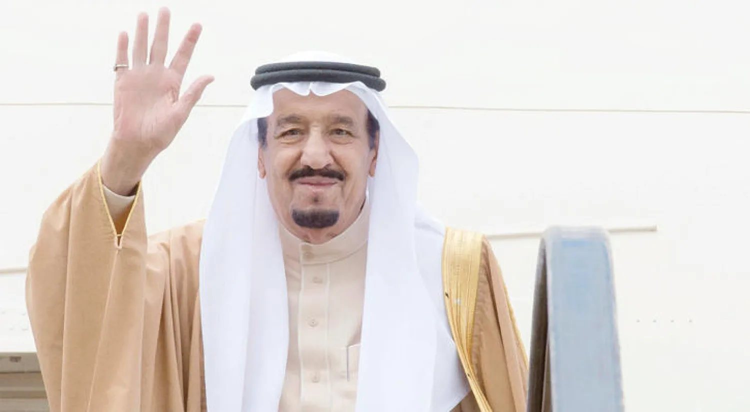 خادم الحرمين الشريفين يلوح لمودعيه من أعلى سلم الطائرة الملكية لدى مغادرته أنقرة أمس (واس)