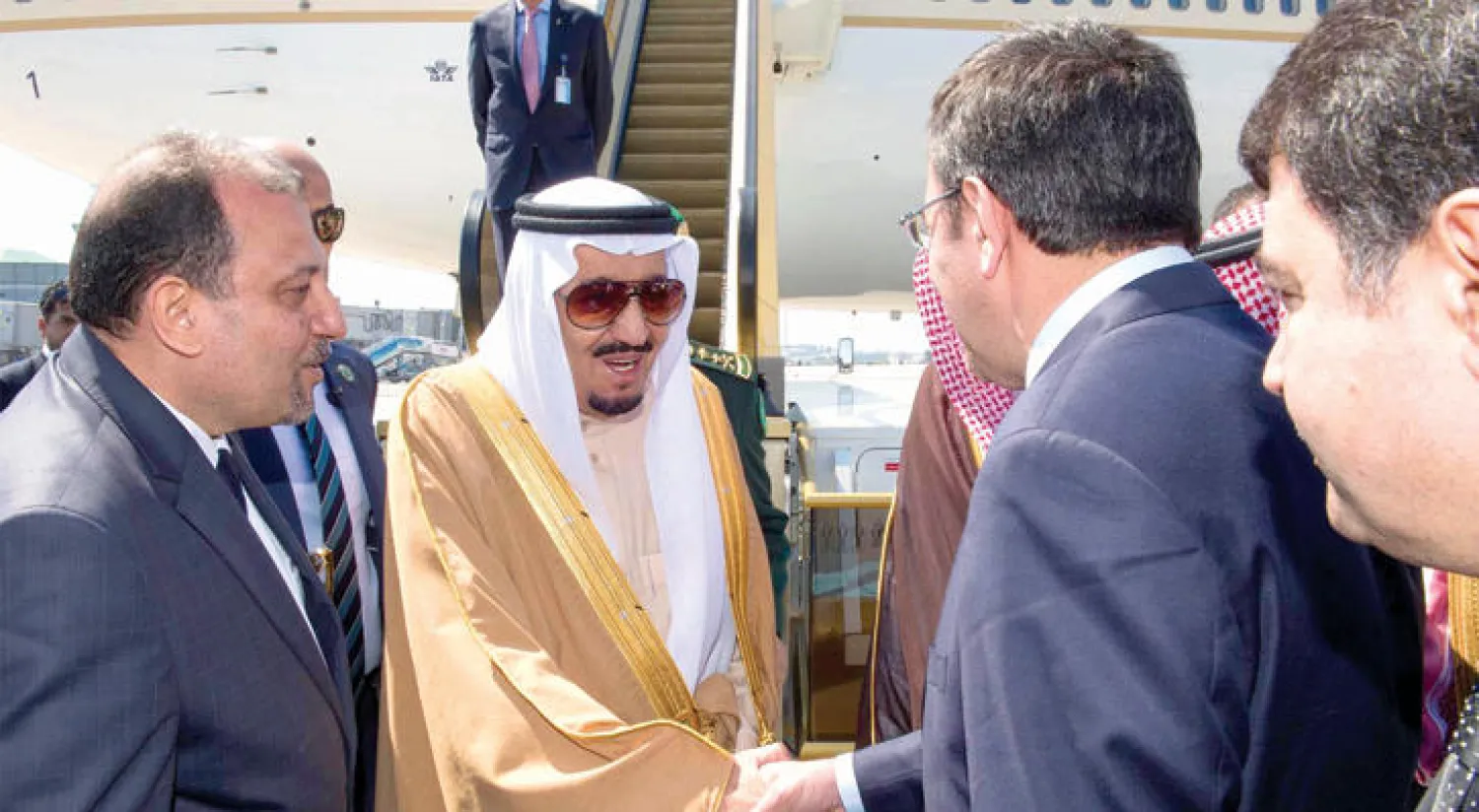 الملك سلمان لدى وصوله إلى إسطنبول أمس لرئاسة وفد السعودية في القمة الإسلامية (واس)