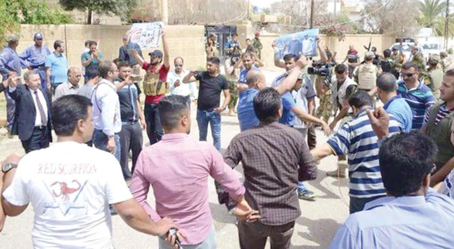 مجموعة من أهالي مدينة الرمادي يقومون بأداء رقصة «الجوبي» ابتهاجًا بعودتهم للمدينة («الشرق الأوسط»)