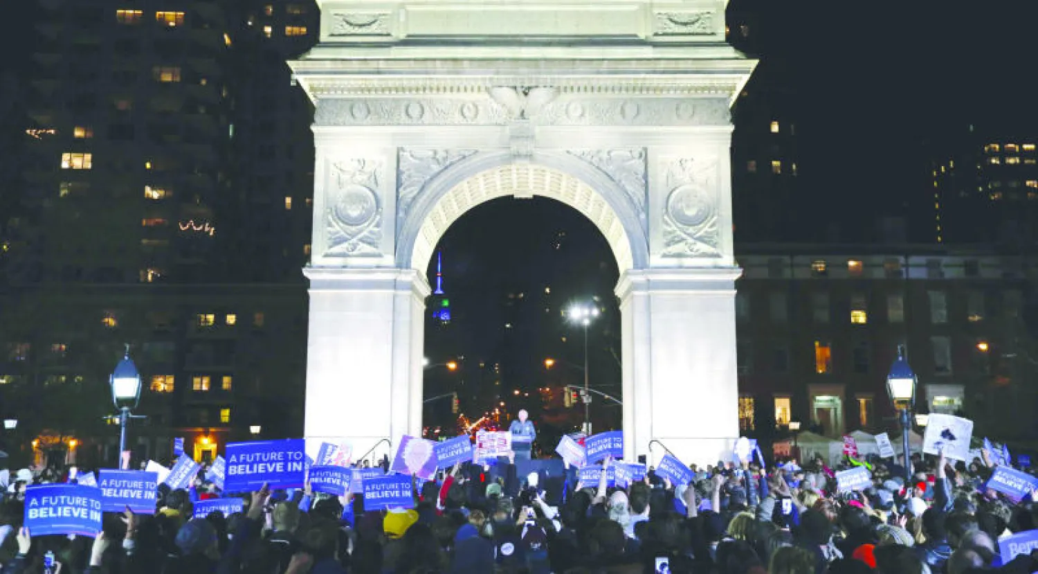 فعالية انتخابية نظمها المرشح الديمقراطي المحتمل بيرني ساندرز في نيويورك مساء أول من أمس (إ.ب.أ)