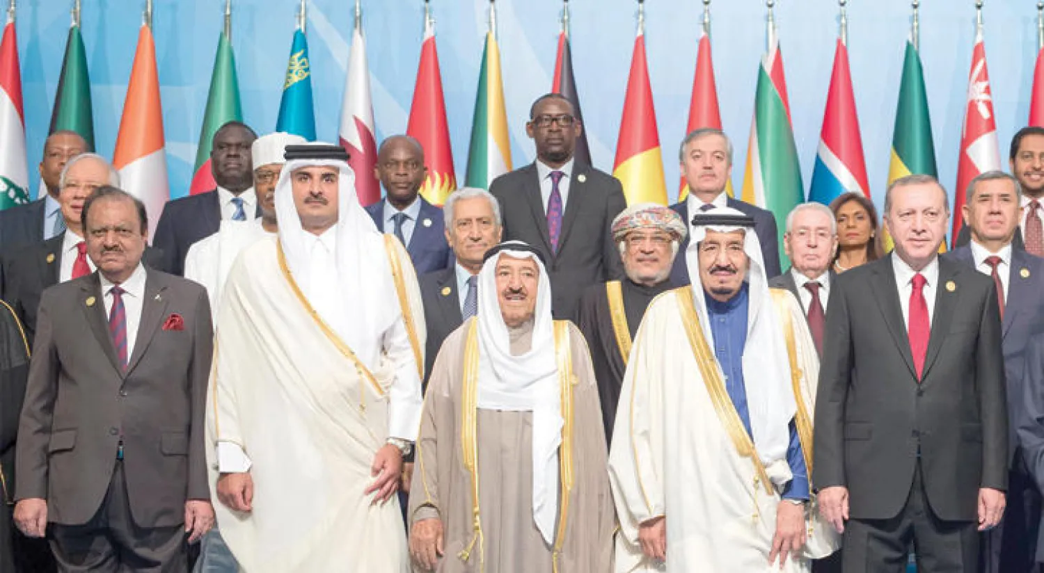 خادم الحرمين الشريفين وإلى جانبه الرئيس رجب طيب إردوغان ويبدو الشيخ صباح الأحمد الصباح أمير دولة الكويت والشيخ تميم بن حمد آل ثاني أمير دولة قطر والرئيس الباكستاني ممنون حسين (واس)