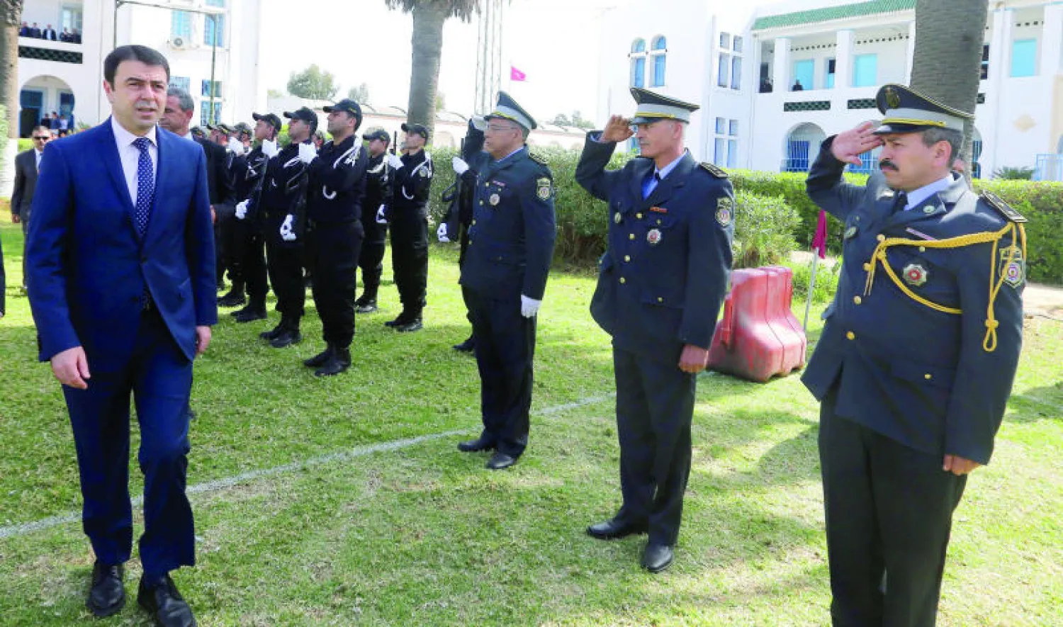 وزير الداخلية التونسي الهادي مجدوب يحضر فعاليات الاحتفال بالذكرى الـ 60 لتأسيس قوات الجيش في قاعدة بوشوشة بالعاصمة تونس أمس (إ.ب.أ)