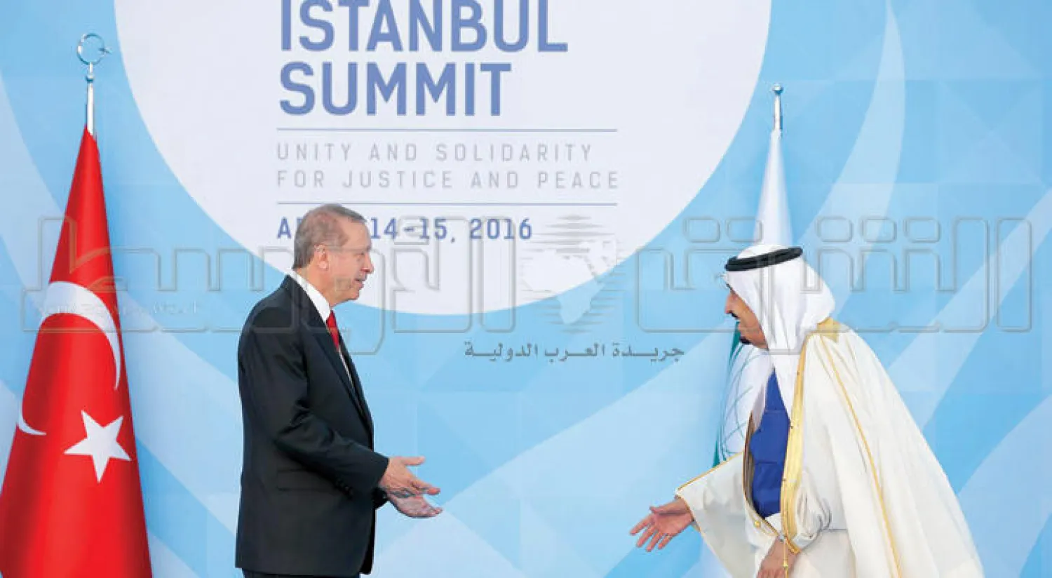 الرئيس التركي رجب طيب إردوغان مرحبا ومحتفيا بخادم الحرمين الشريفين الملك سلمان بن عبد العزيز في مقر القمة الإسلامية بإسطنبول أمس (تصوير: بندر الجلعود)