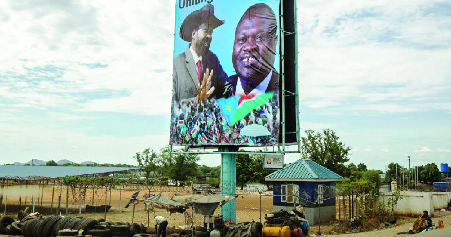لوحة إعلانية في جوبا عاصمة جنوب السودان تضم الرئيس الجنوب سوداني سلفا كير ونائبه رياك مشار (أ.ف.ب)