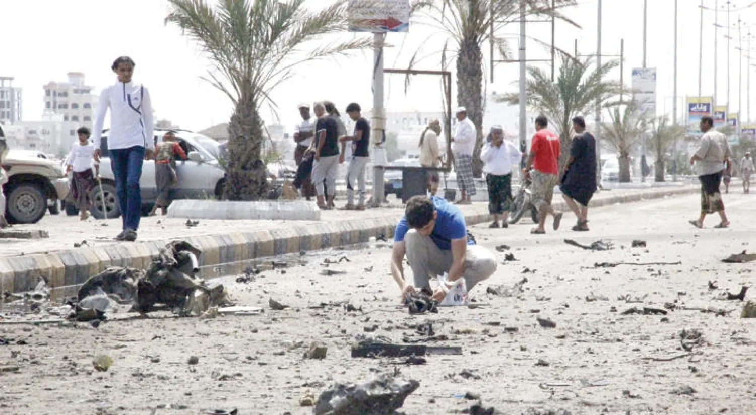 مراقبون سياسيون قالوا إن العملية الإرهابية تأتي للفت النظر عن عمليات تطهير لحج وتوجيه الإعلام عنها (رويترز)