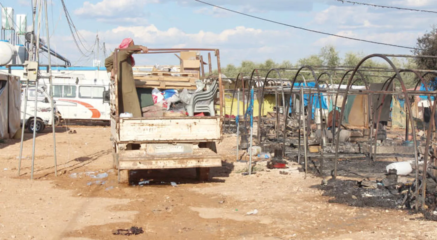 سوري ينقل امتعته هربا من مخيم للاجئين بالقرب من اعزاز بعد هجوم إرهابي (غيتي)