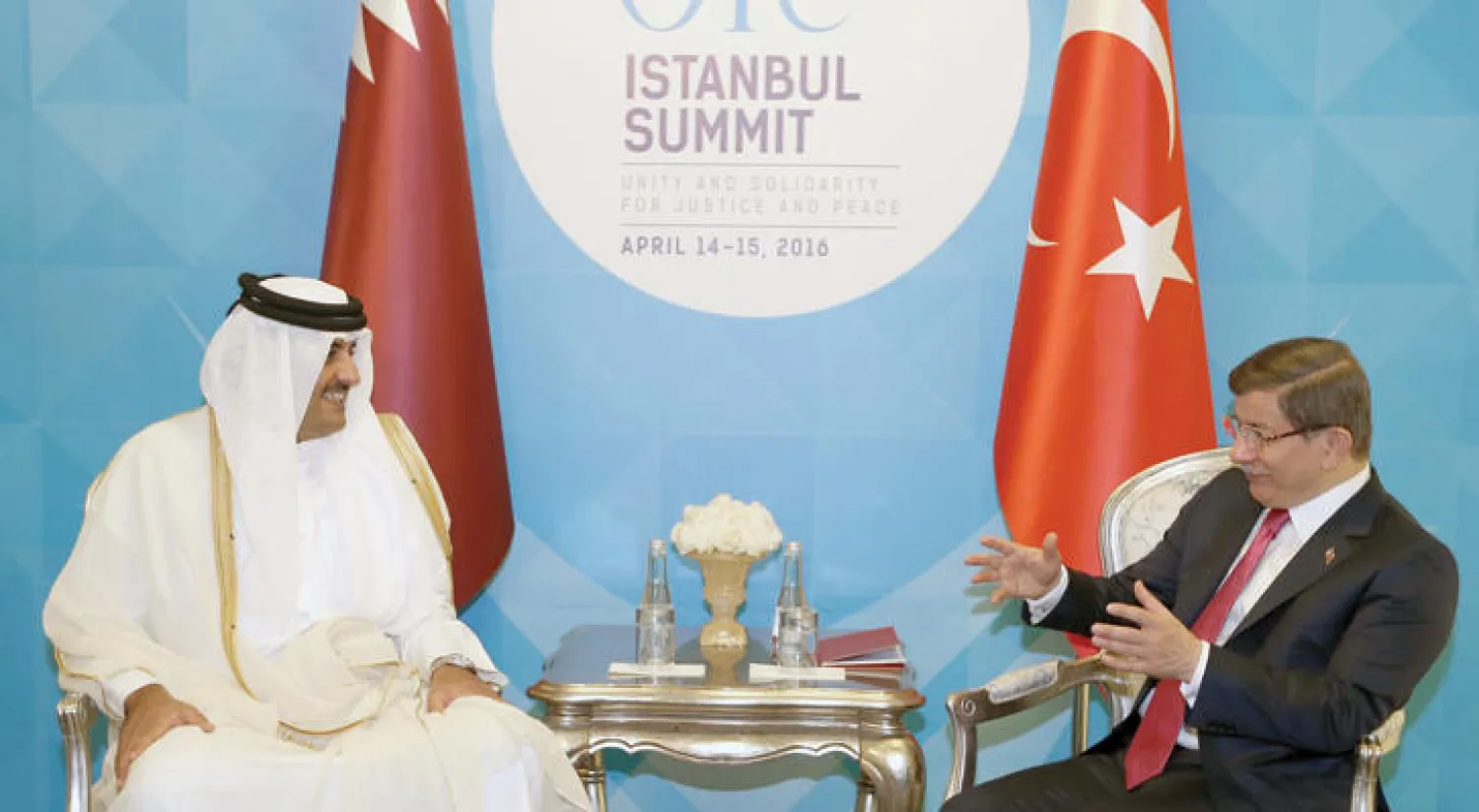 رئيس الوزراء التركي داوود أوغلو خلال استقباله الشيخ تميم بن حمد آل ثاني أمير قطر (غيتي)