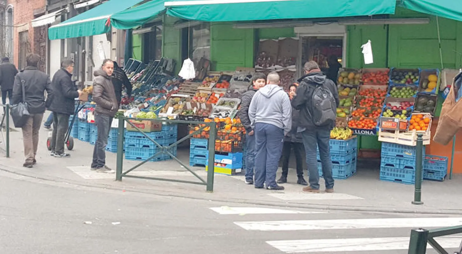مغاربيون في أحد أحياء مولنبيك («الشرق الأوسط»)