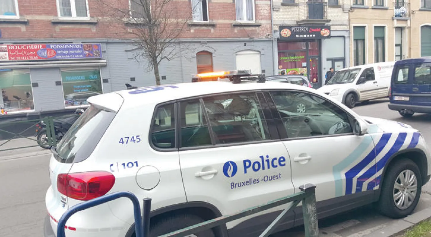 مركز شرطة مولنبيك بالقرب من جمعية «الأهالي المعنيون» التي تقدم خدمات لما يقرب من 50 عائلة سافر أبناؤها إلى سوريا («الشرق الأوسط»)