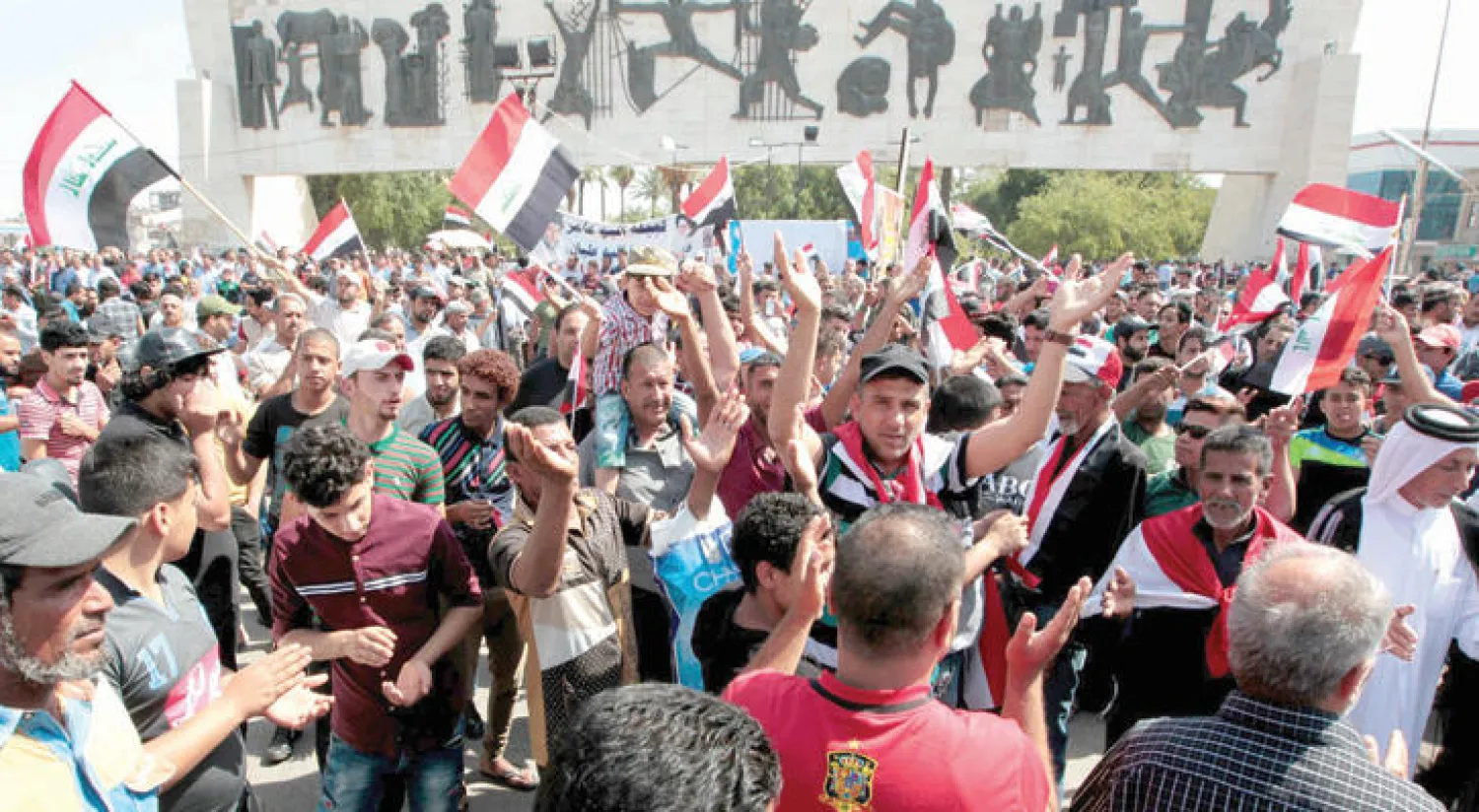 متظاهرون عراقيون في ساحة التحرير وسط بغداد ضد التيار الصدري وفساد المسؤولين في البلاد (أ. ف. ب)