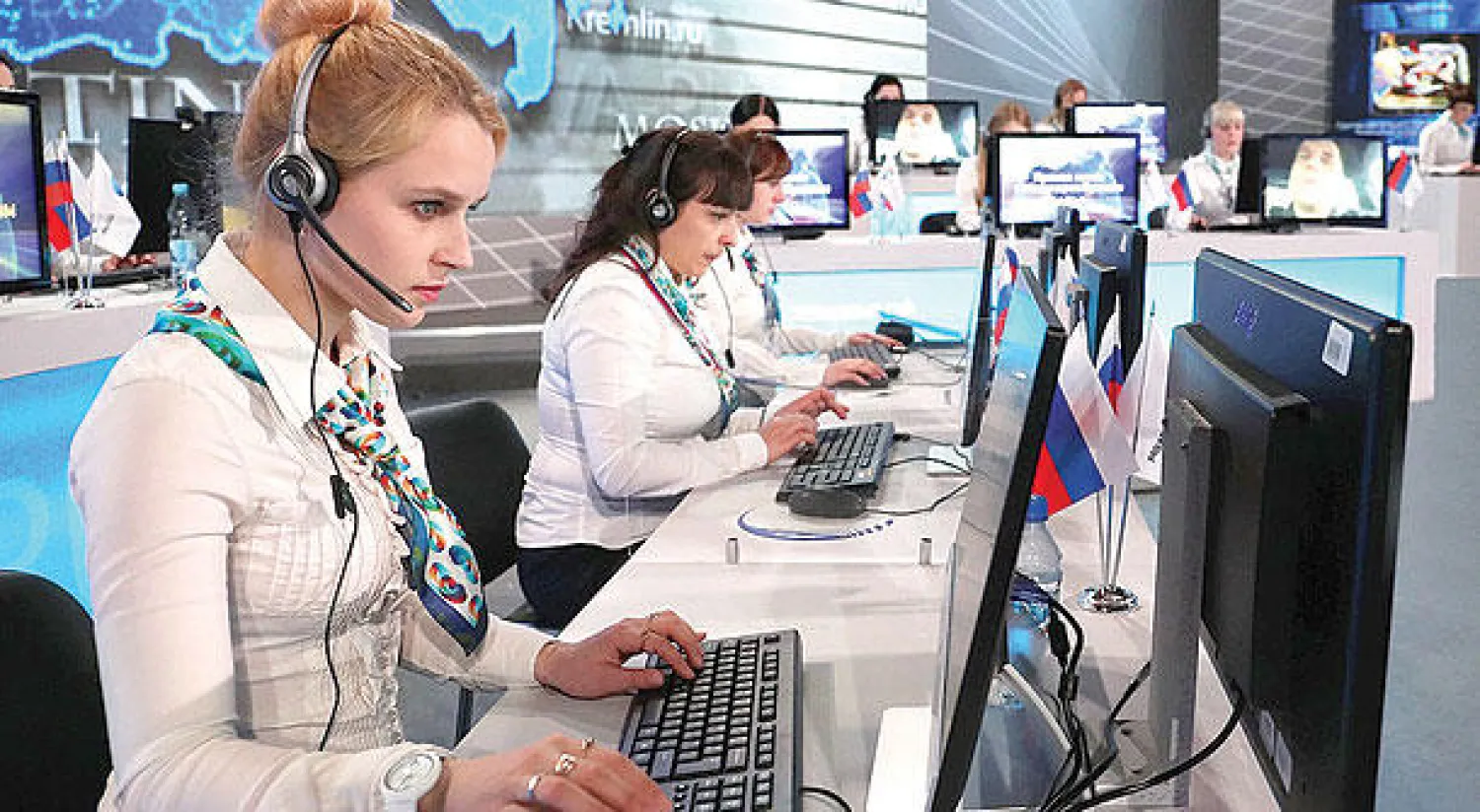 مركز تلفزيوني لتلقي الاتصالات في برنامج الحوار المباشر مع  بوتين