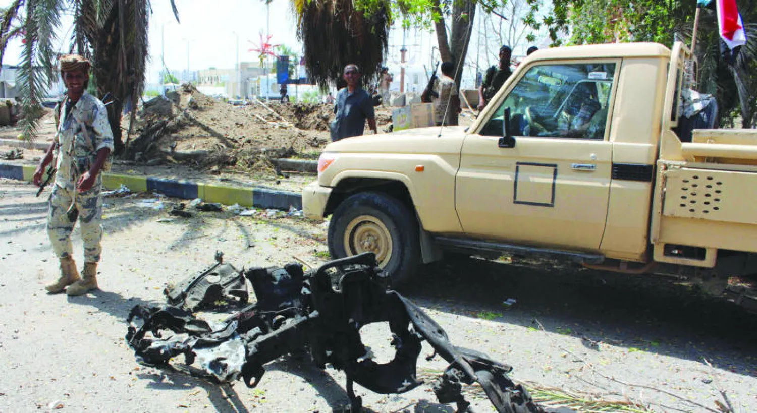 قوات الأمن اليمنية تتفقد موقع هجوم انتحاري على نقطة تفتيش بالقرب من المطار الدولي في عدن أمس (أ.ف.ب)