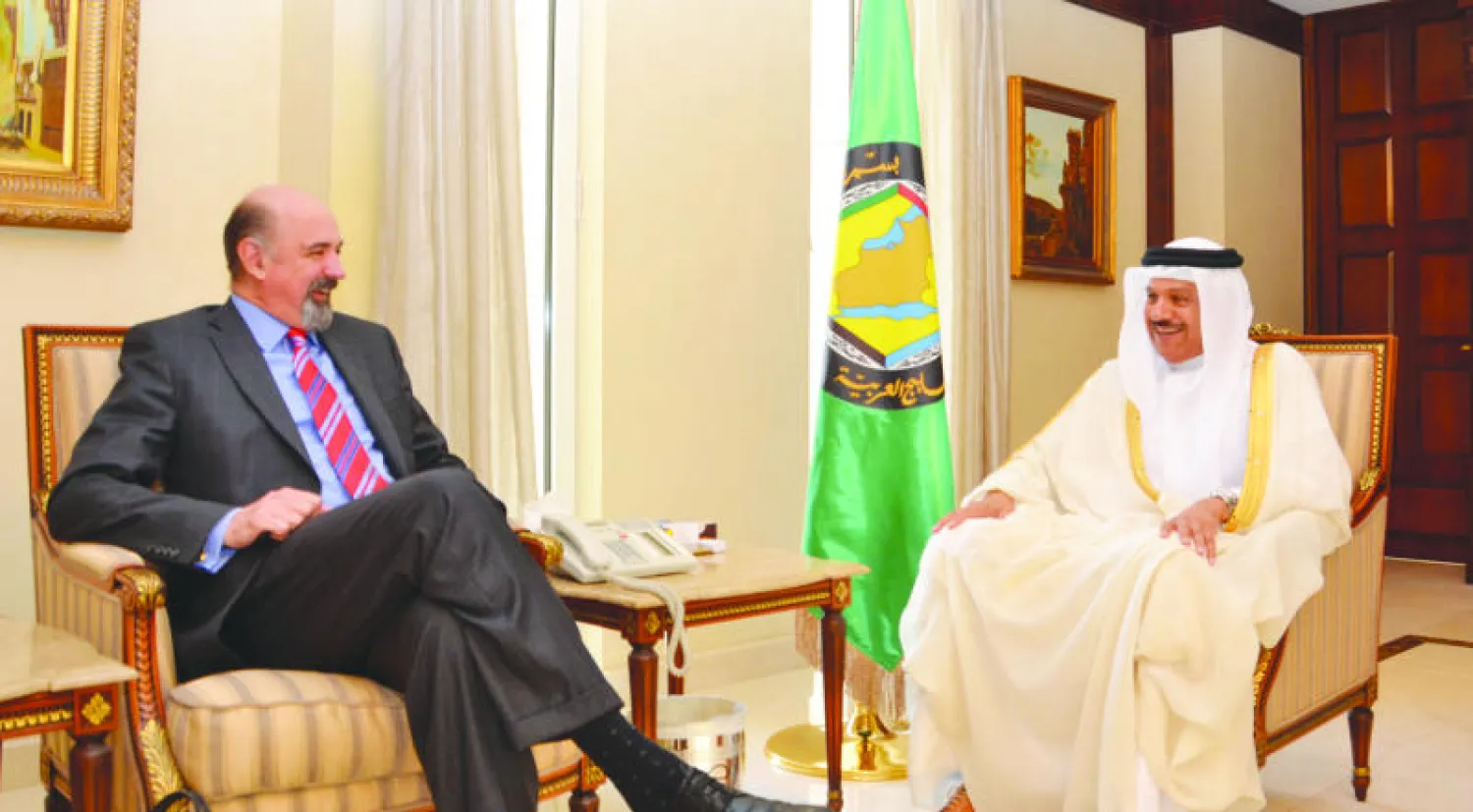 أمين عام مجلس التعاون الخليجي لدى لقائه المبعوث الأسترالي بالرياض أمس («الشرق الأوسط»)
