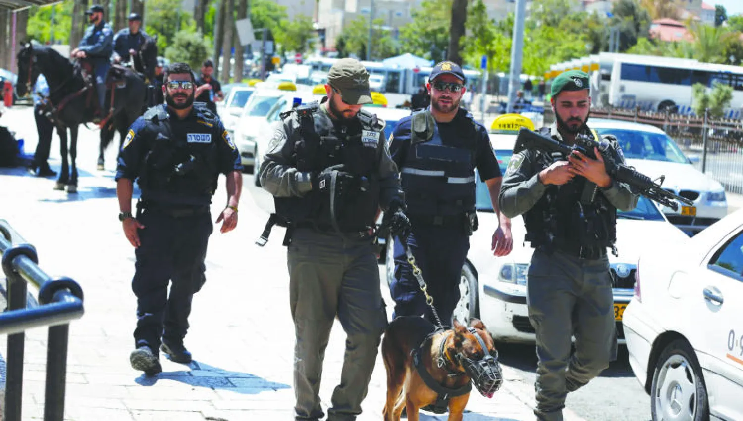 عناصر من حرس الحدود الإسرائيليين يمشون بالقرب من بوابة دمشق في القسم القديم لمدينة القدس قبل صلاة الجمعة في الأقصى الشريف (أ.ف.ب)