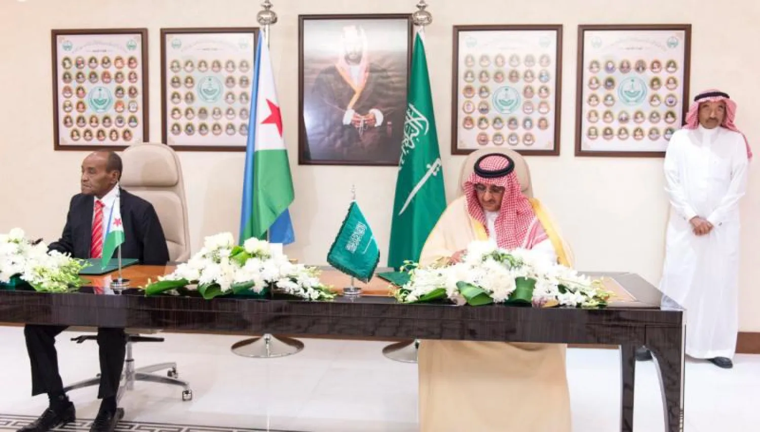 ولي العهد السعودي وإلى جانبه وزير الداخلية الجيبوتي خلال توقيع اتفاقية أمنية (واس)