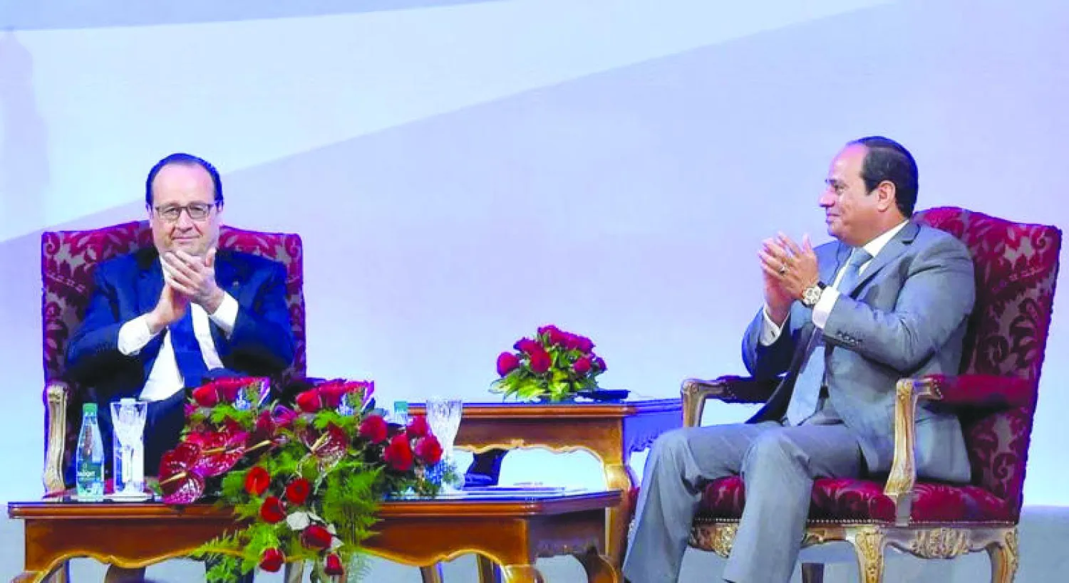 الرئيس المصري عبد الفتاح السيسي خلال افتتاح أعمال منتدى مجلس الأعمال المصري - الفرنسي في القاهرة أمس بحضور نظيره الفرنسي فرنسوا هولاند في القاهرة أمس («الشرق الأوسط»)