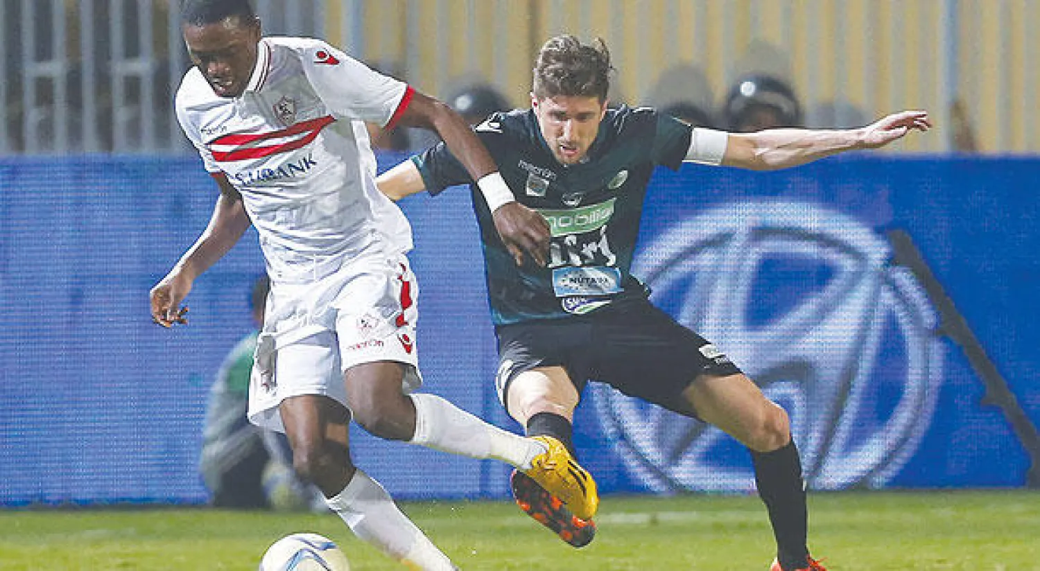 معروف لاعب الزمالك يسيطر على الكرة  قبل زهير لاعب بجاية في لقاء الذهاب (رويترز)