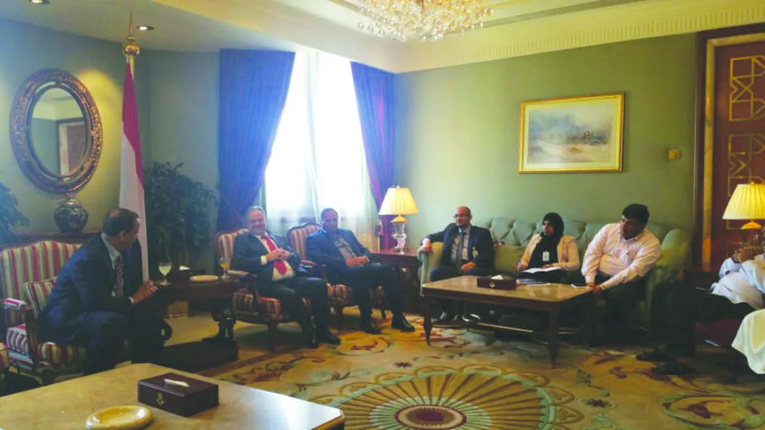 الوفد الحكومي المشارك في مشاورات الكويت برئاسة نائب رئيس الوزراء وزير الخارجية عبد الملك المخلافي خلال اجتماعه أمس بالمبعوث الأممي إلى اليمن إسماعيل ولد الشيخ في مقر إقامته بالكويت (سبأ)