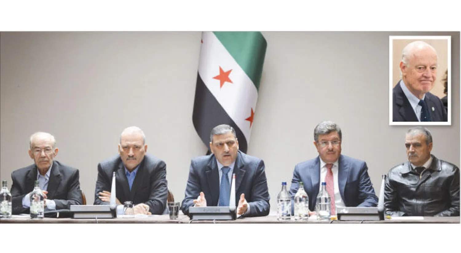 رياض حجاب المنسق العام للهيئة العليا للتفاوض التي تمثل المعارضة السورية ترأس اجتماعًا لأعضاء الهيئة الموجودين في جنيف أمس (إ.ف.ب) .. وفي الاطار المبعوث الأممي ستيفان دي ميستورا في جنيف أمس (إ.ب.أ)