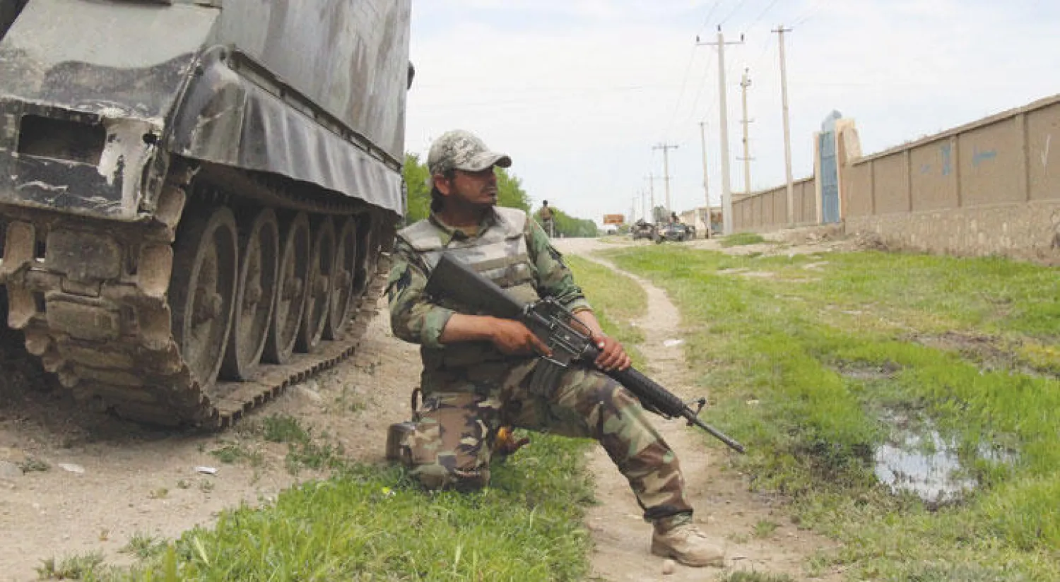 جندي أفغاني على أطراف مدينة قندوز ضمن مساعي الجيش للسيطرة على المدينة (أ.ف.ب)