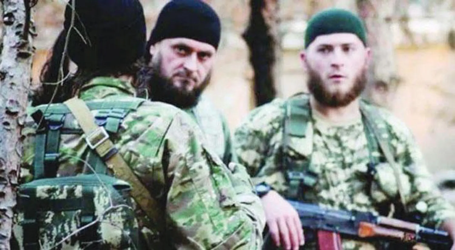 مقاتلون أجانب من تنظيم «داعش» في مدينة الرقة السورية («الشرق الأوسط»)