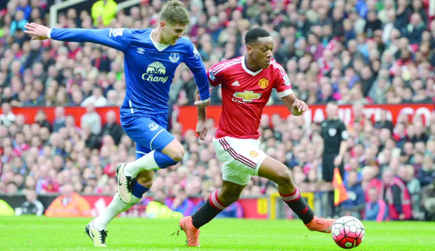 سباق محموم بين راشفورد وستونز في مواجهة يونايتد وإيفرتون الأخيرة في مسابقة الدوري (أ.ف.ب)