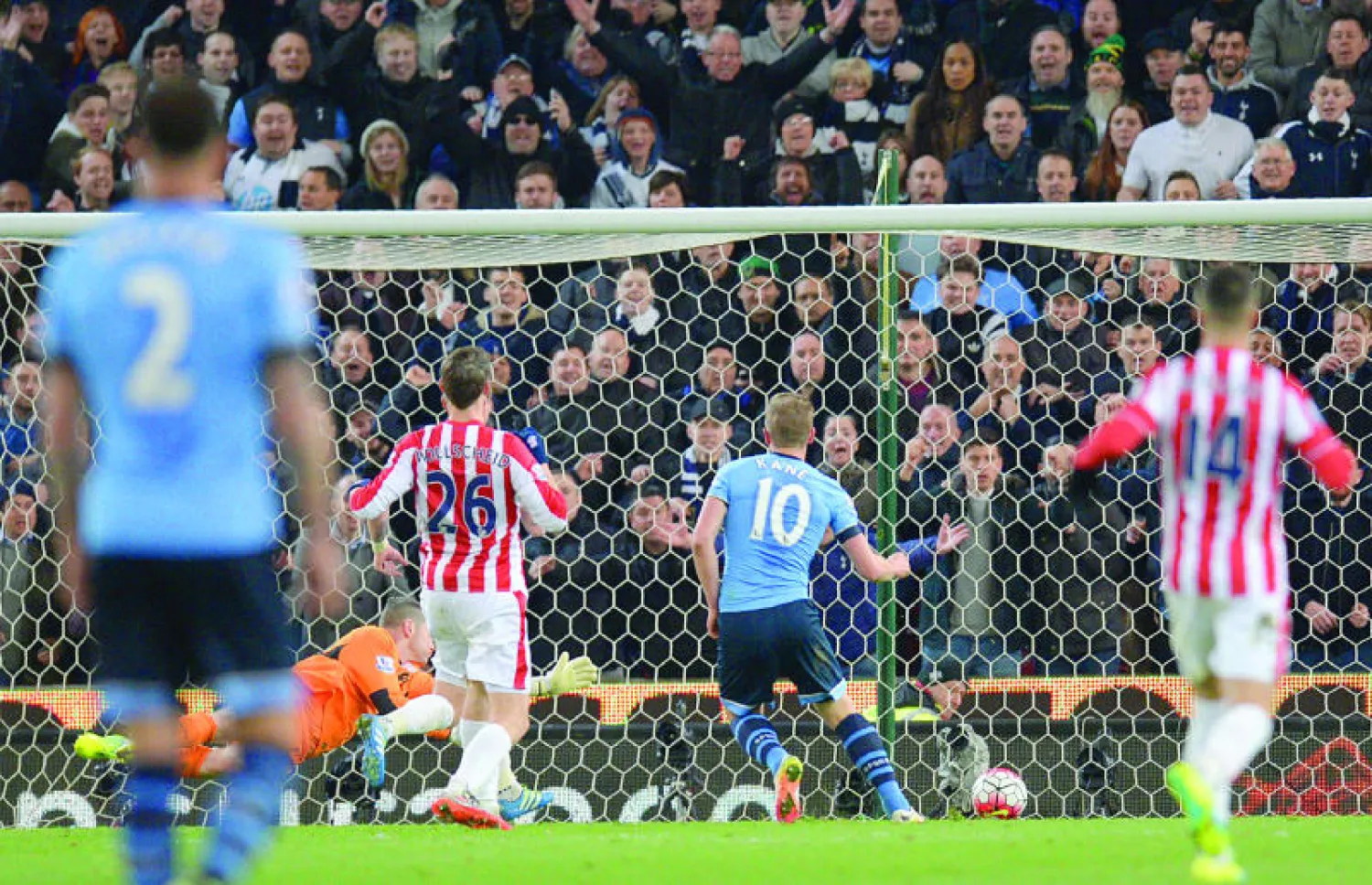 كين نجم توتنهام (رقم 10) يسجل هدفه الثاني من رباعية فريقه في مرمى ستوك (أ.ف.ب)