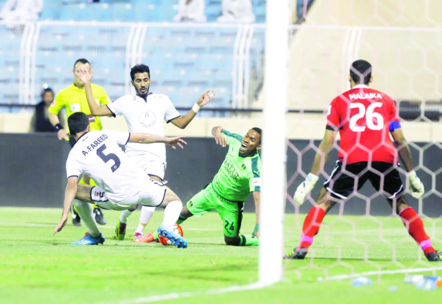 المؤشر لاعب الأهلي يتعرض للسقوط بعد مخاشنة  الحريب لاعب هجر في مباراة الفريقين الأخيرة (تصوير: عيسى الدبيسي)