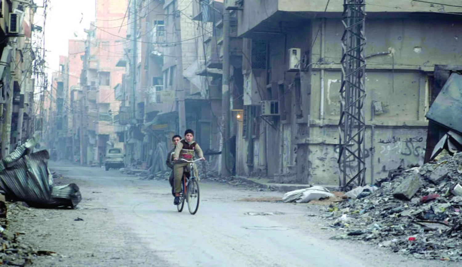 أحد الشوارع الخالية المتضررة من جراء الحرب الدامية في دير الزور (غيتي)